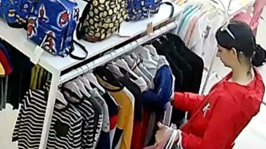 В Калининграде разыскивают подозреваемую в краже из магазина детской одежды - Новости Калининграда | Изображение: кадр из видео