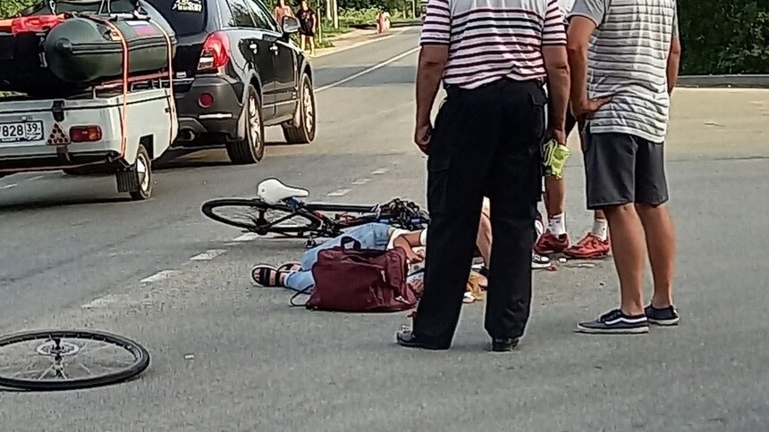 Очевидцы: под Калининградом велосипедист сбил женщину-пешехода - Новости Калининграда | Фото очевидца