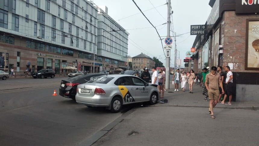 На ул. Черняховского столкнулись такси и Hyundai, одна из машин выехала на тротуар - Новости Калининграда | Фото очевидцев