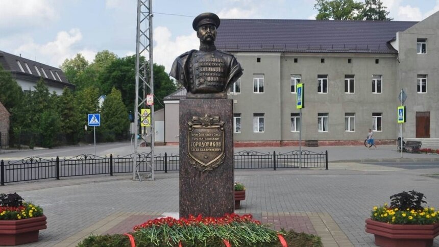 В Краснознаменске установили памятник военачальнику Басану Городовикову - Новости Калининграда | Фото: пресс-служба правительства Калининградской области