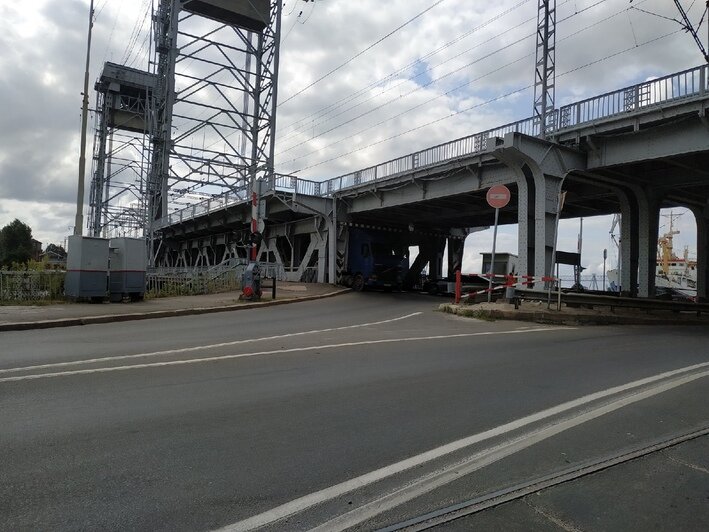 Под двухъярусным мостом застряла фура, образовалась пробка - Новости Калининграда | Фото: очевидец