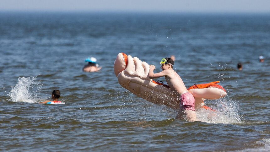 Не отвлекаться ни на минуту: 8 правил для родителей, отдыхающих с детьми на море - Новости Калининграда | Фото: архив «Клопс» 