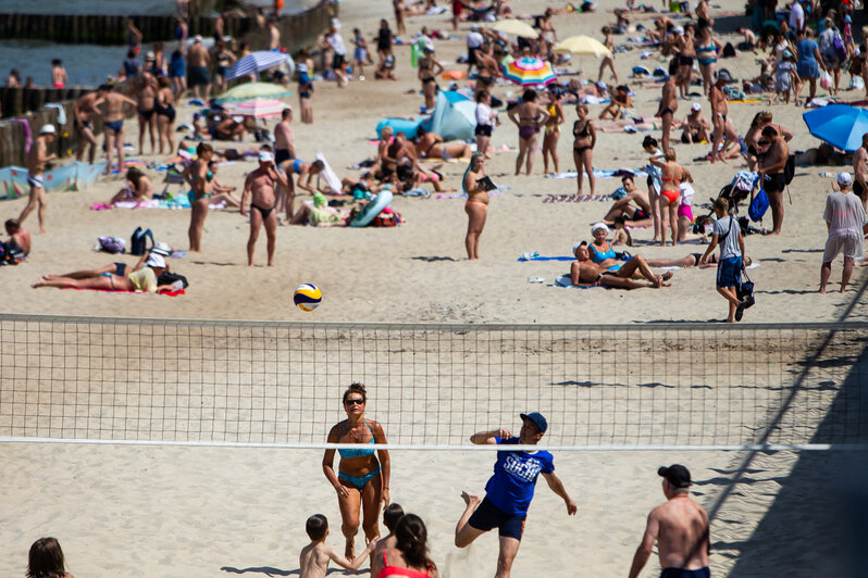 В этом году на пляже появилась волейбольная площадка  | Фото: Александр Подгорчук / «Клопс»