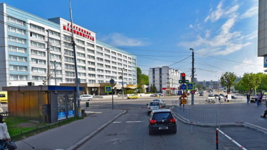 Дорога стала вдвое шире: возле «Плазы» с проезжей части убрали столбики - Новости Калининграда | Скриншот сервиса «Яндекс.Карты»