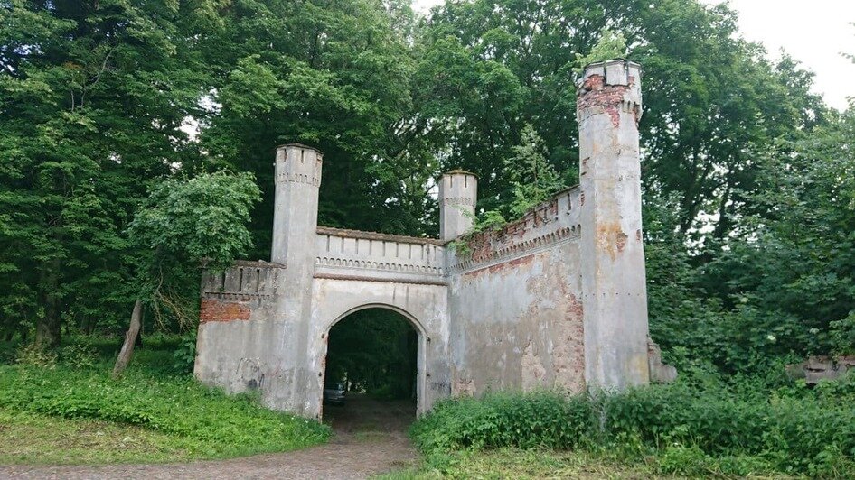 На замковом холме сохранились ворота | Фото: Алексей Денисенков