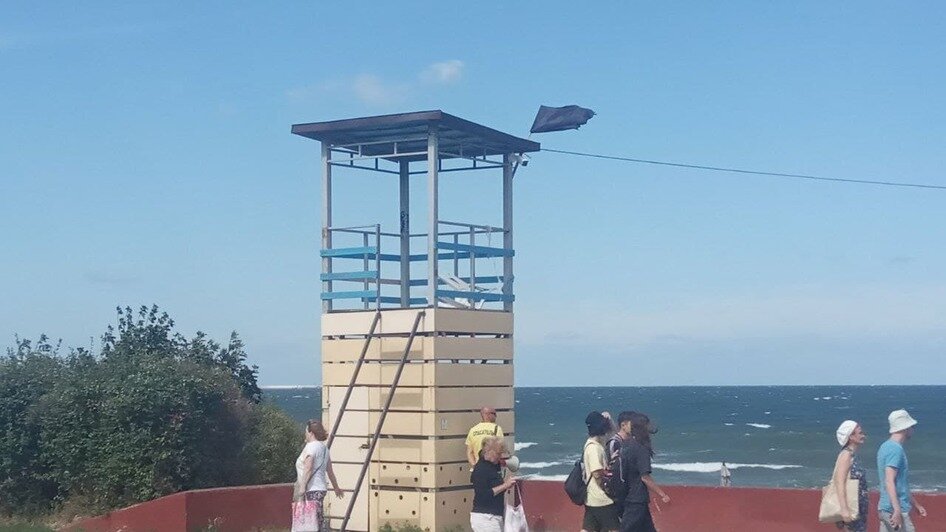 В Зеленоградске люди купаются несмотря на вывешенный чёрный флаг (фото) - Новости Калининграда | Фото: очевидец