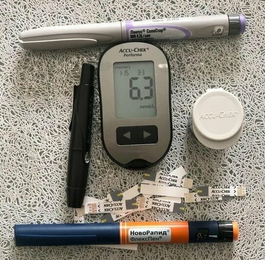 На фото: глюкометр, инсулин и другие ежедневные спутники человека с диабетом | Фото: Анастасия Гончарова