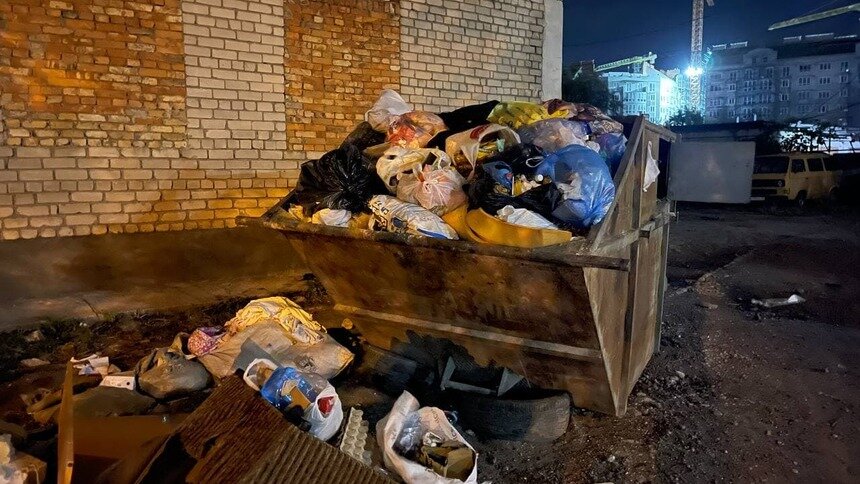 На Невского несколько дней не вывозят мусор из-за припаркованных авто (фото) - Новости Калининграда | Фото читателя