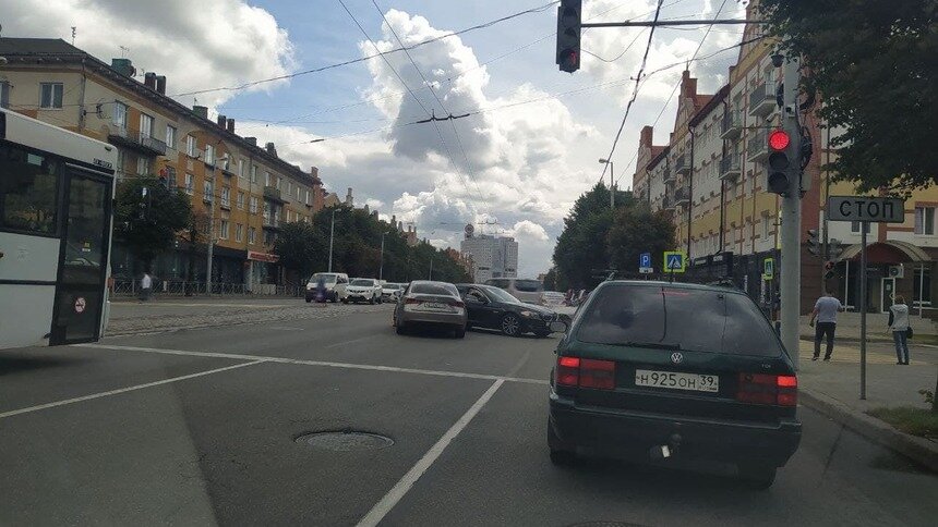 На Ленпроспекте столкнулись BMW и Lexus, образовалась пробка - Новости Калининграда | Фото: очевидец
