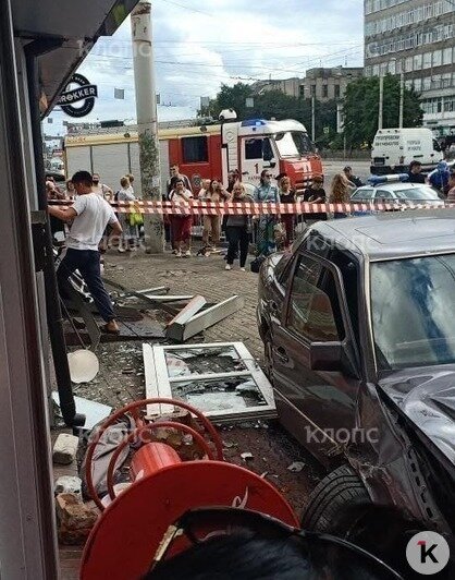 В Калининграде на Фрунзе Mercedes въехал в мини-рынок, есть погибший (видео) - Новости Калининграда | Фото: очевидец