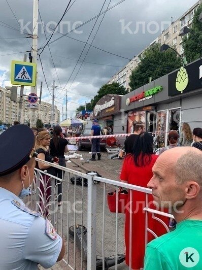 В Калининграде на Фрунзе Mercedes въехал в мини-рынок, есть погибший (видео) - Новости Калининграда | Фото: очевидец
