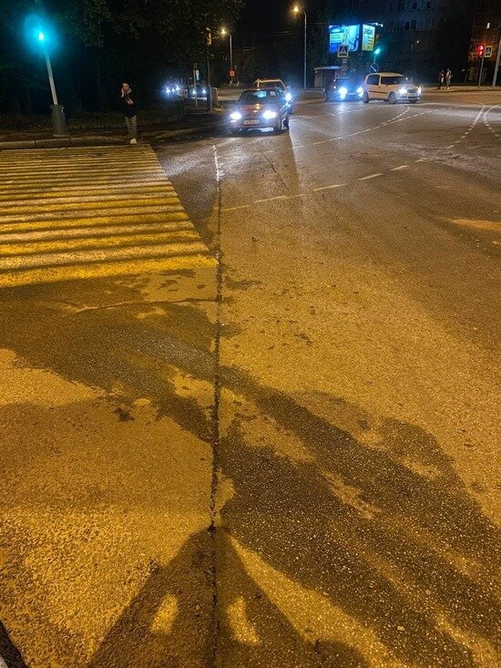 Состояние проезжей части рядом с местом аварии — на дороге видны масляные пятна | Фото: Егор Красный