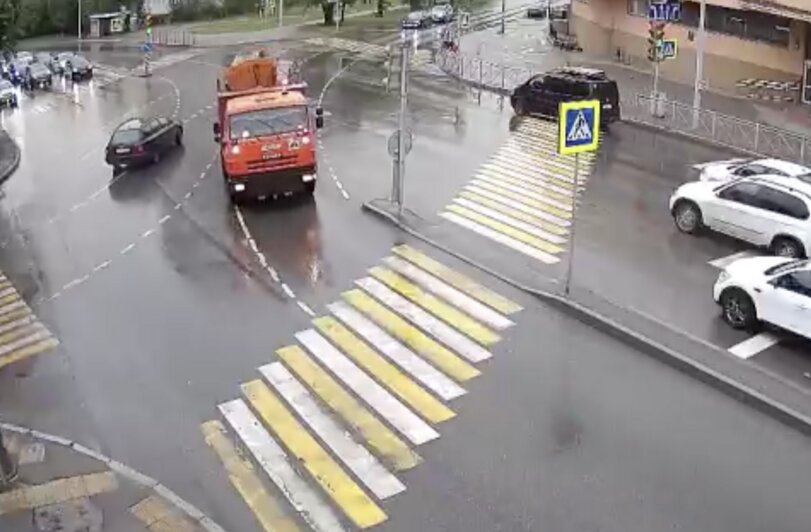 Уборка дороги после разлива техжидкости на Гагарина, где Mercedes сбил ребёнка, попала на видео - Новости Калининграда | Изображения: кадры из видео