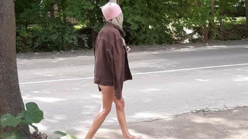 Ничего о себе не знает: босая полуголая девушка в розовой шапке ходит по Калининграду  - Новости Калининграда