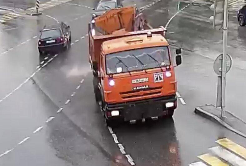 Уборка дороги после разлива техжидкости на Гагарина, где Mercedes сбил ребёнка, попала на видео - Новости Калининграда | Изображения: кадры из видео