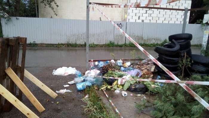 Двор калининградки, добившейся в суде переноса контейнера из-под своих окон, опять закидали мусором - Новости Калининграда | Фото: очевидец
