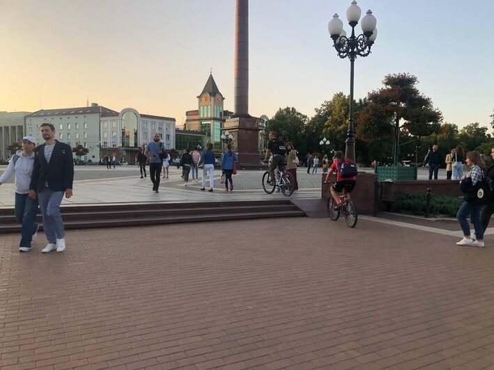 Калининградцы несмотря на запрет мэрии продолжают ездить по площади Победы на самокатах и велосипедах - Новости Калининграда | Фото: «Клопс»