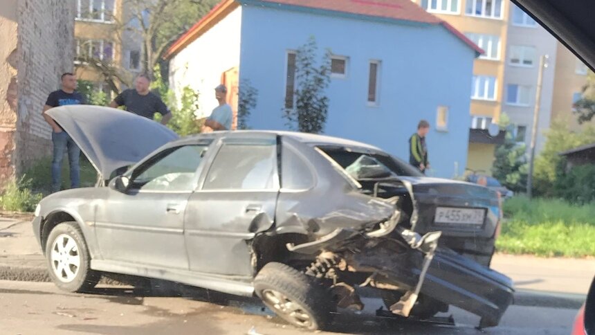 «Авто всмятку»: на Киевской в ДТП попал пассажирский автобус (фото) - Новости Калининграда | Фото очевидца