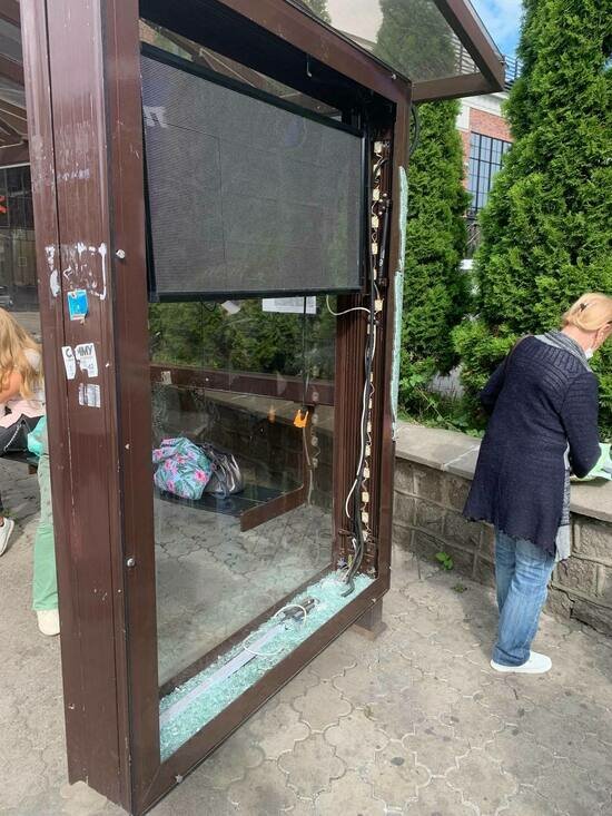 На Северном вокзале неизвестные разбили электронное табло и остановку (фото) - Новости Калининграда | Фото очевидца