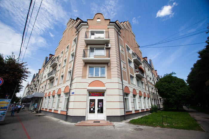 В советские годы первый этаж этого дома занимало кафе «Снежинка» | Фото: архив «Клопс»