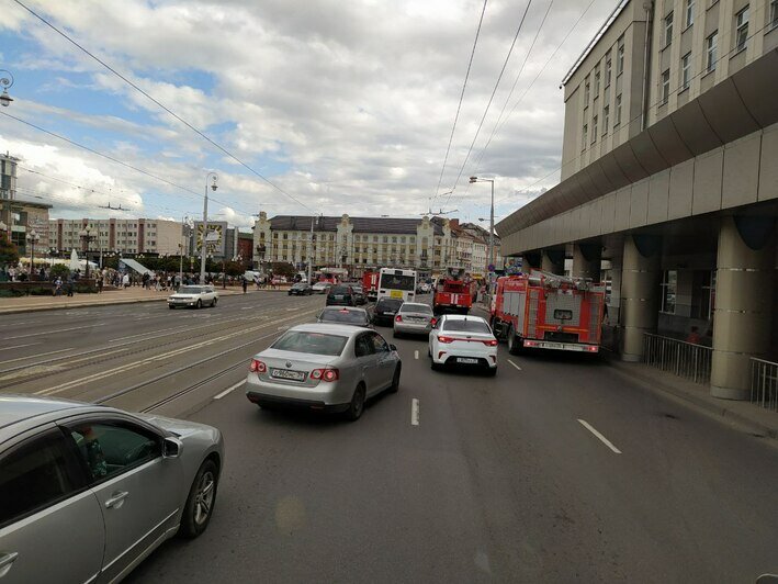 В Калининграде несколько пожарных расчётов выезжали на вызов в кафе, расположенном в здании мэрии (фото) - Новости Калининграда | Фото очевидца
