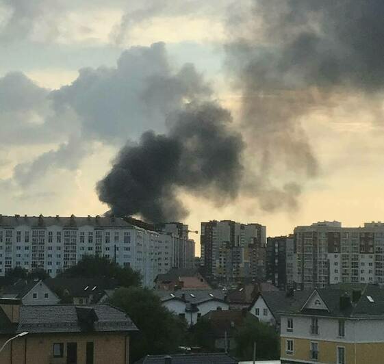 На окраине Калининграда произошёл пожар в гаражных боксах (фото, видео)  - Новости Калининграда | Фото очевидцев