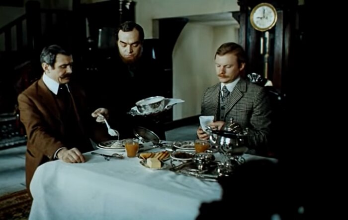 Бэрримор приготовил на завтрак овсянку, с мясом он пообещал разобраться к обеду | Скриншот телесериала «Приключения Шерлока Холмса и доктора Ватсона: Собака Баскервилей»