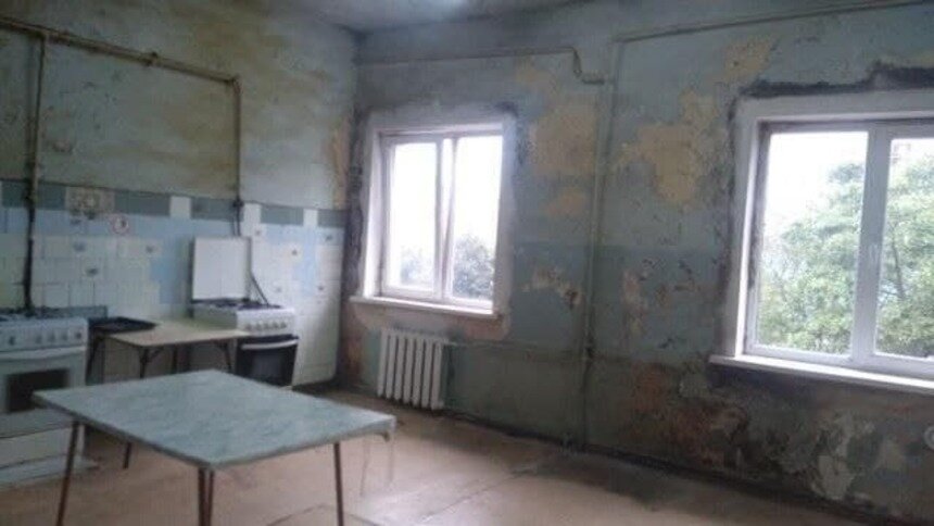 На фото: как сейчас выглядит общая кухня, которую собираются ремонтировать | Фото: Наталья Давжук