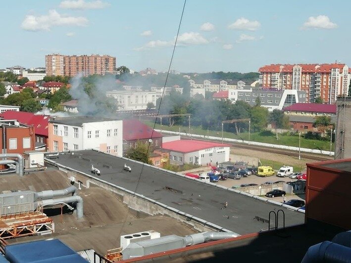 В центре Калининграда горит офисное здание (фото, видео) - Новости Калининграда | Фото: очевидец