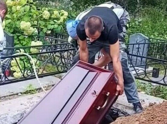 Могила оказалась мала: в Балтийске гроб с телом умершего от COVID-19 уронили во время похорон (видео) - Новости Калининграда | Скриншот видеозаписи 