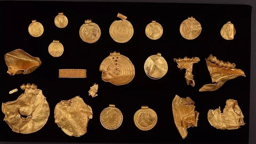 Археолог-любитель обнаружил клад с золотыми изделиями, возраст которых примерно 1 500 лет - Новости Калининграда | Фото: страница телеканала TV SYD в Facebook