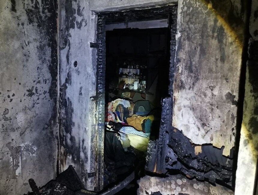 Спасли 9 человек: в ночном пожаре на Батальной полностью выгорела двухкомнатная квартира - Новости Калининграда | Фото: очевидец