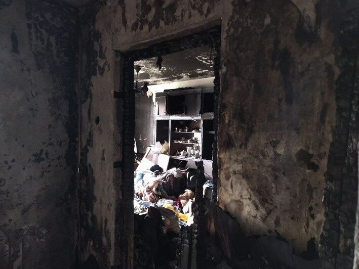 В сгоревшей квартире выбиты дверь и окна  | Фото: Ольга Запивалова / «Клопс»