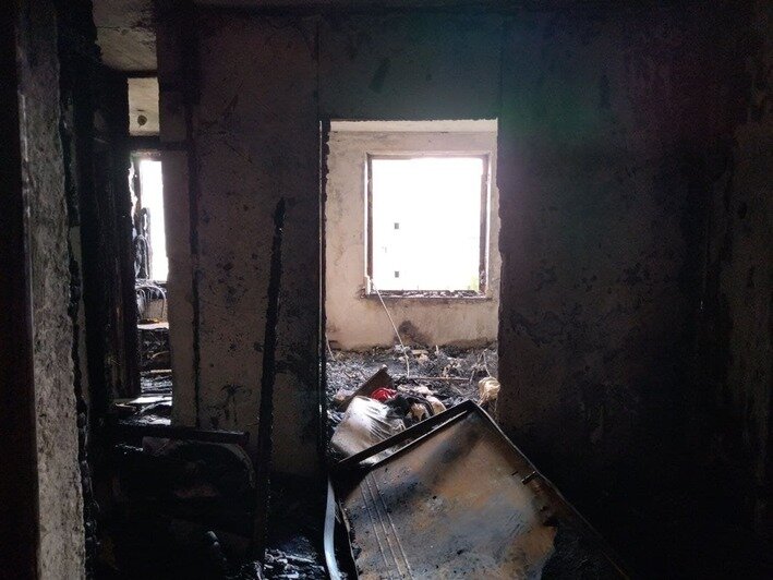 В сгоревшей квартире выбиты дверь и окна  | Фото: Ольга Запивалова / «Клопс»