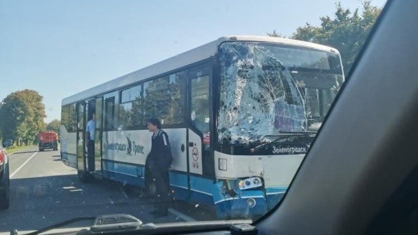 В Гурьевском районе столкнулись пассажирский автобус, «микрик» и бензовоз (фото) - Новости Калининграда | Фото: очевидец