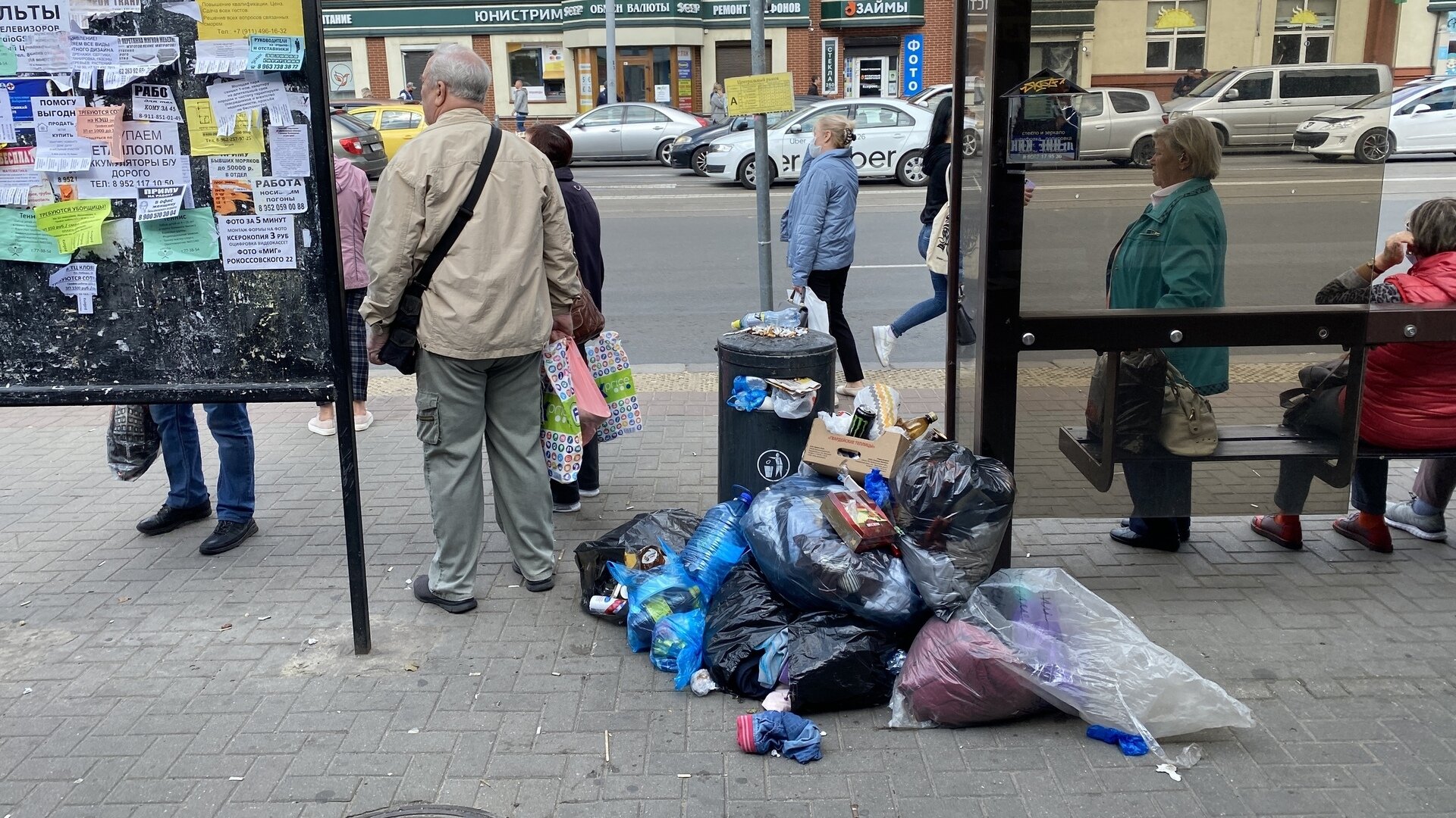 В центре Калининграда остановки завалены мусором (фото) - Новости  Калининграда