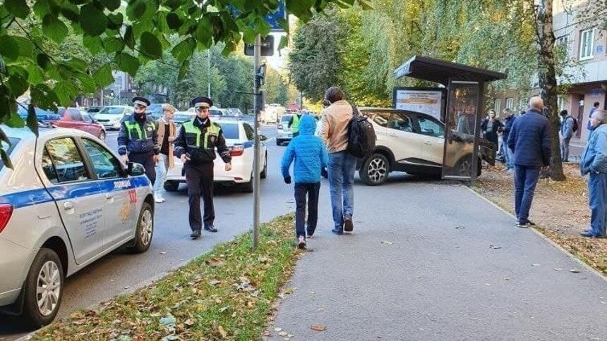 В Калининграде на Невского внедорожник въехал в автобусную остановку - Новости Калининграда | Фото очевидцев