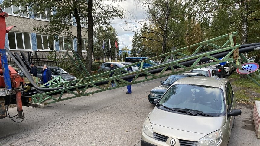 В Космодемьянском упавшая эстакада заблокировала дорогу (фото) - Новости Калининграда | Фото: Александр Подгорчук / «Клопс»