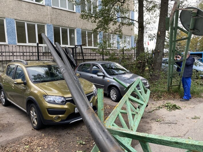 В Космодемьянском упавшая эстакада заблокировала дорогу (фото) - Новости Калининграда | Фото: Александр Подгорчук / «Клопс»