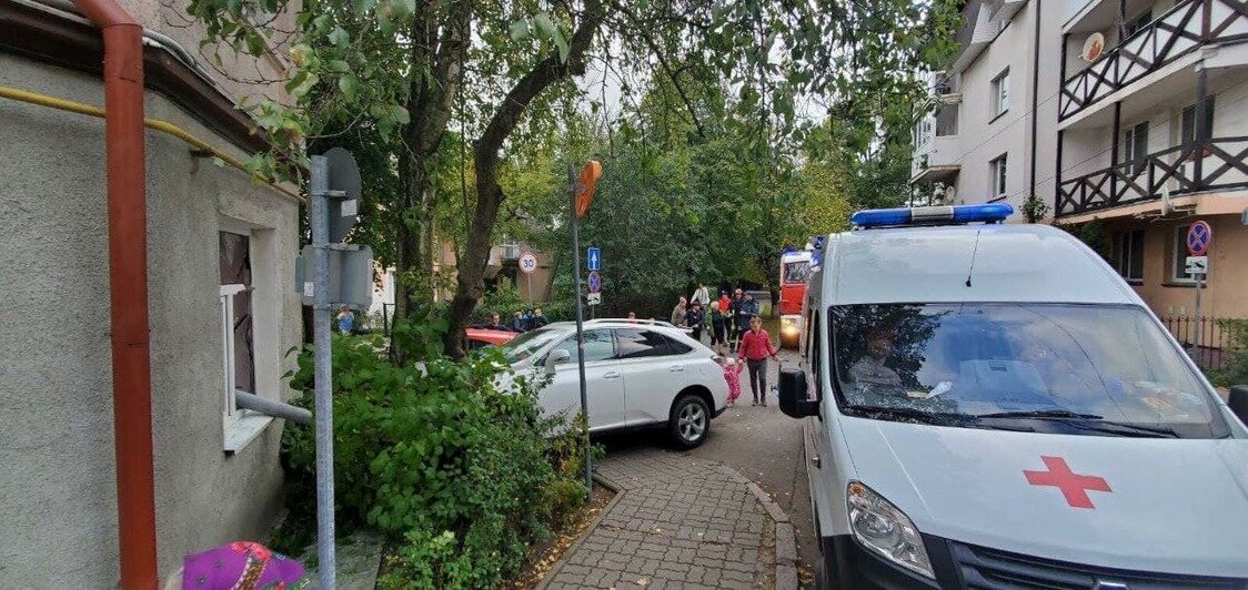 В Зеленоградске Lexus сбил столб, который затем упал в окно квартиры (фото) - Новости Калининграда | Очевидец