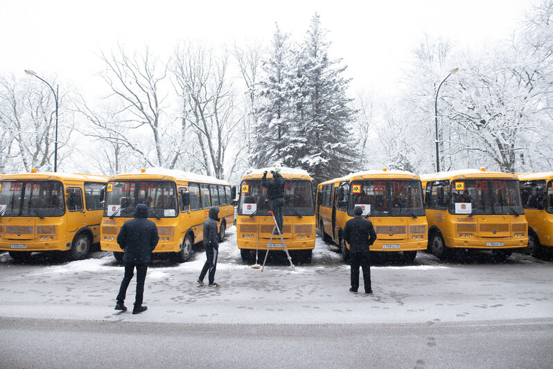 Алиханов вручил ключи от новых автобусов школам десяти муниципалитетов области (фото) - Новости Калининграда | Фото: Александр Подгорчук / &quot;Клопс&quot;