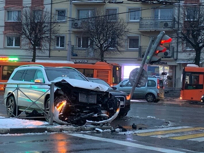На пересечении Театральной и Ленпроспекта столкнулись Mercedes и Audi, есть пострадавшая (фото) - Новости Калининграда | Фото: очевидец