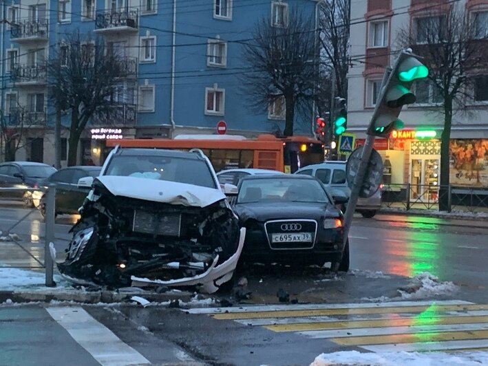 На пересечении Театральной и Ленпроспекта столкнулись Mercedes и Audi, есть пострадавшая (фото) - Новости Калининграда | Фото: очевидец