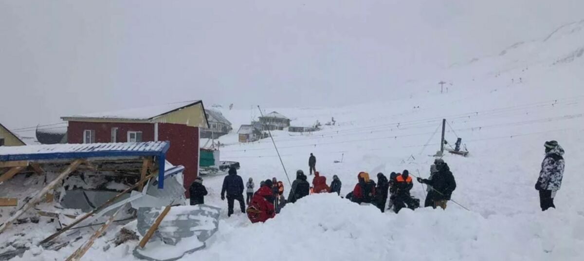 Спасение из снежной лавины. Сход снежной лавины в мурманской области 22 марта 2021 года. Прыгающие лавины. Спасатели спасают людей из лавины. Люди которые попали в лавину и спаслись.