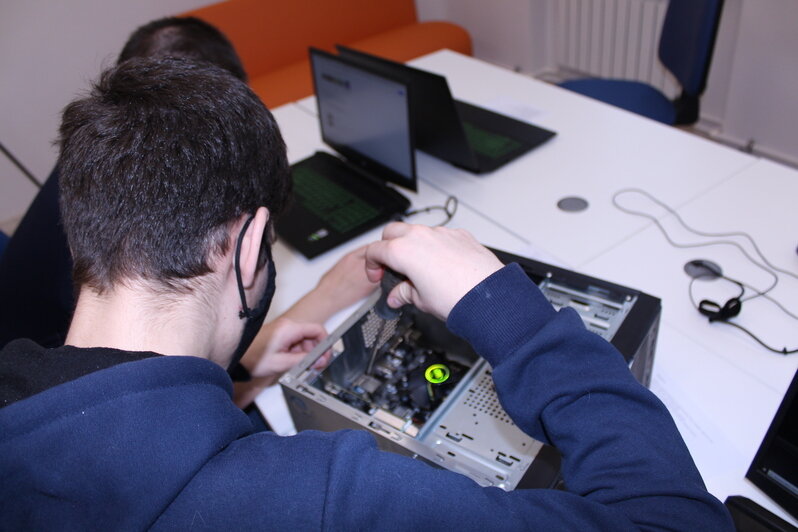 Из-за парты — в IT-специалисты: в Калининграде школьников готовят к работе с цифровыми технологиями - Новости Калининграда