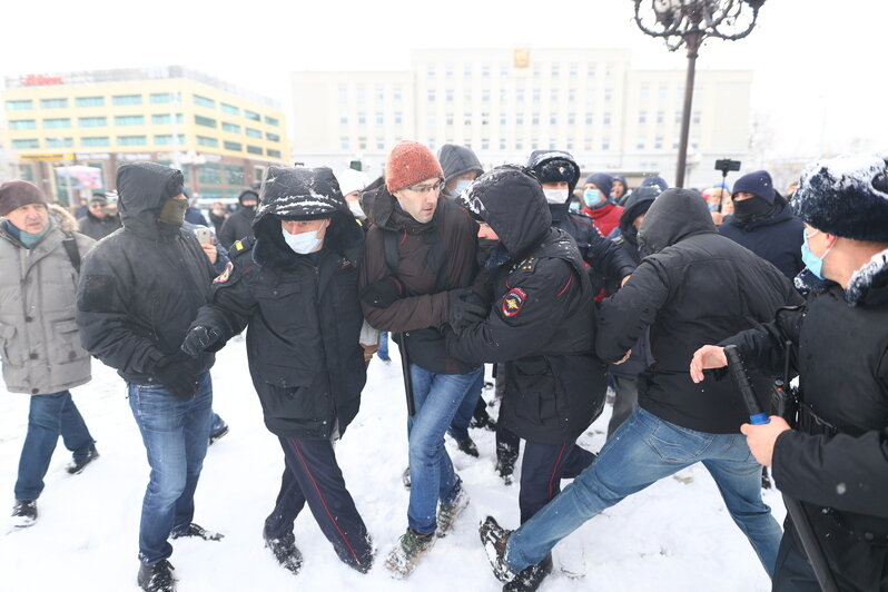 В Калининграде начали задерживать протестующих на акции сторонников Навального (видео) - Новости Калининграда