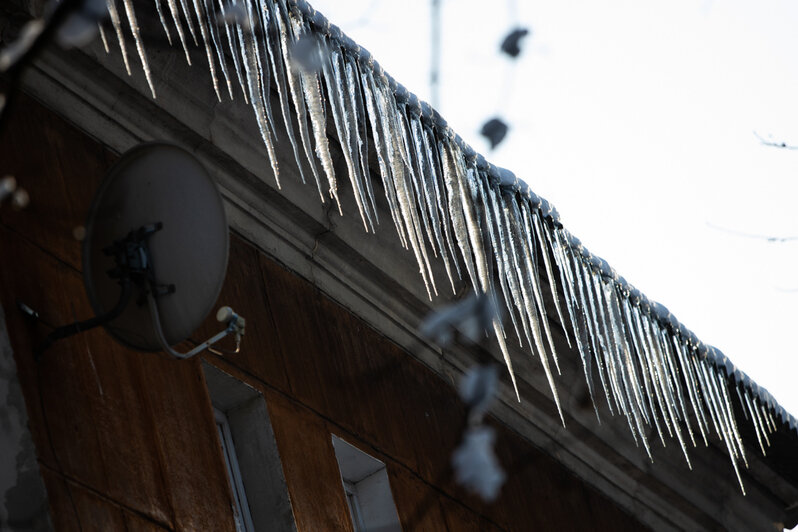 В Калининграде из-за снежной зимы на крышах появились сосульки | Александр Подгорчук / &quot;Клопс&quot;