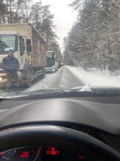 На Балтийской трассе столкнулись две машины и перекрыли дорогу (фото) - Новости Калининграда | Фото: очевидец