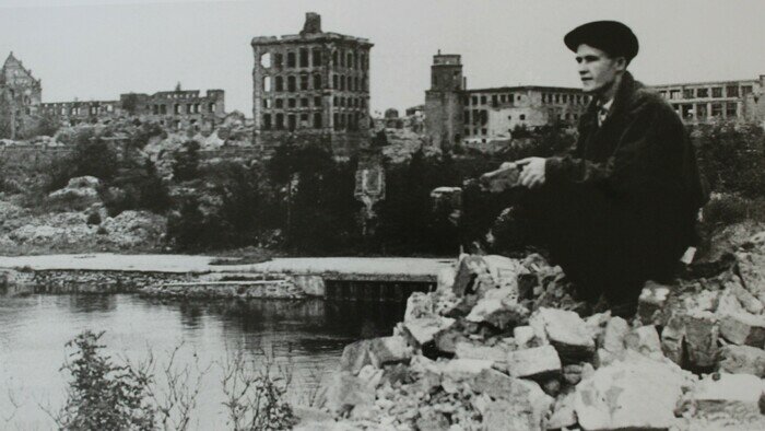 Советский переселенец, рабочий завода №820 (“Янтарь”) Павел Еловенков любуется видом города | Фото: музей завода &quot;Янтарь&quot;