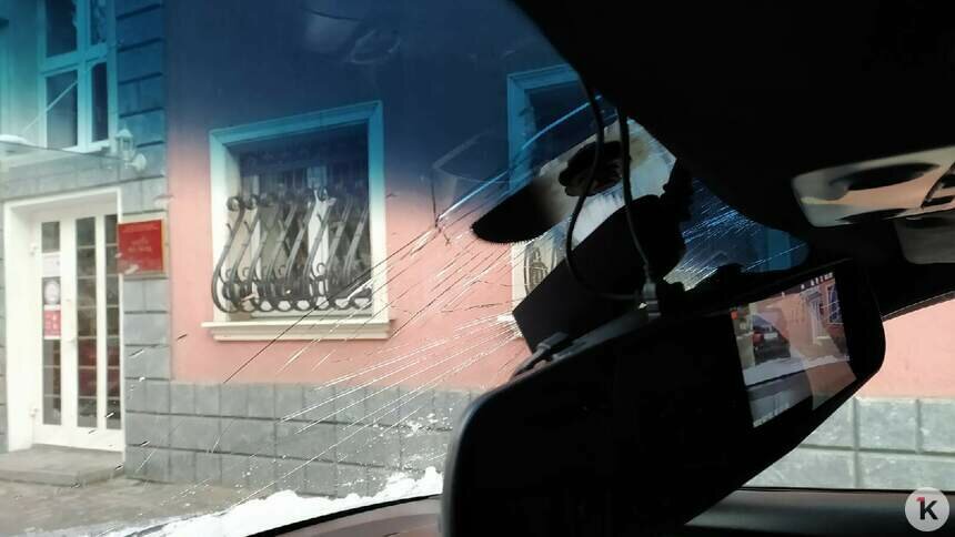 Разбитое стекло и крыша: в Калининграде на BMW упали сосульки со снежным комом (фото) - Новости Калининграда | Фото: очевидец
